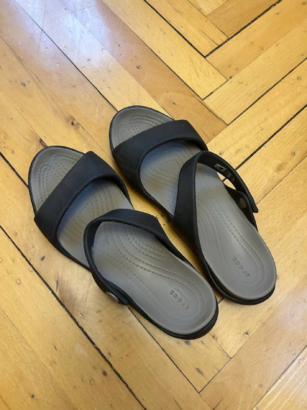 Crocs, спортивные туфли, флисовая жилетка