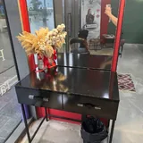 Столик для макияжа, барный стул, маникюрный стол, лампа, вытяжка, кресла 2