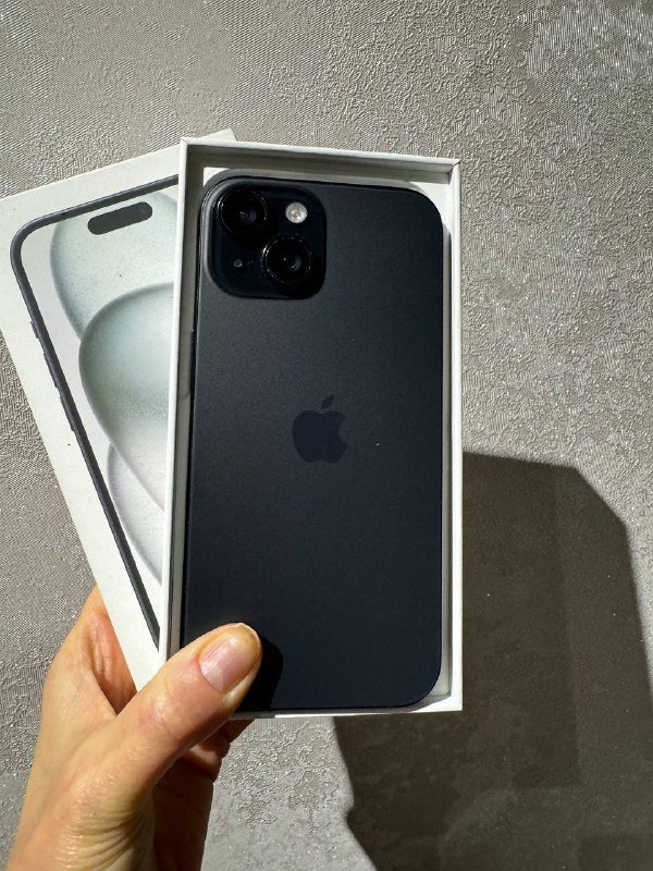 iPhone 15 128GB с двумя чехлами