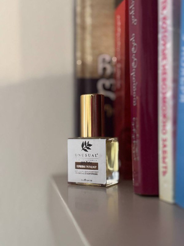 Топ с перчатками, парфюм UNUSUAL, кожаная юбка-шорты, кроссовки Adidas Gazelle, замшевый тренч ZARA, куртка H&M 2