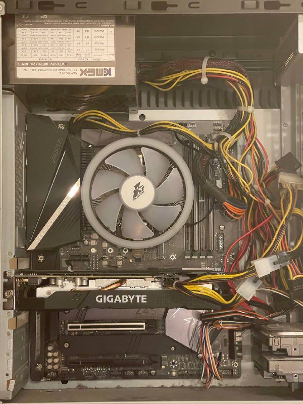 Мощный ПК для монтажа с двумя мониторами, клавиатурой и мышкой