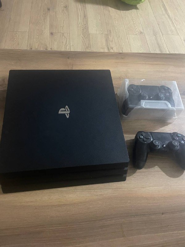 PlayStation 4 Pro 4K 1TB с одним джойстиком