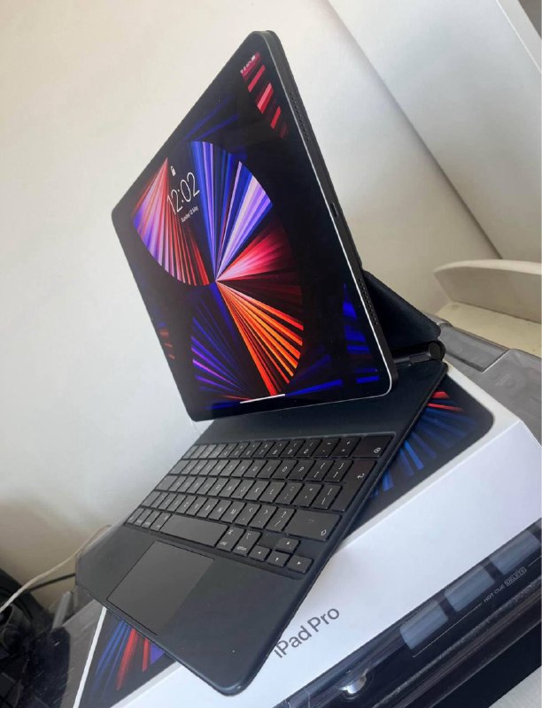 iPad Pro 12.9 с чехлом и клавиатурой 2