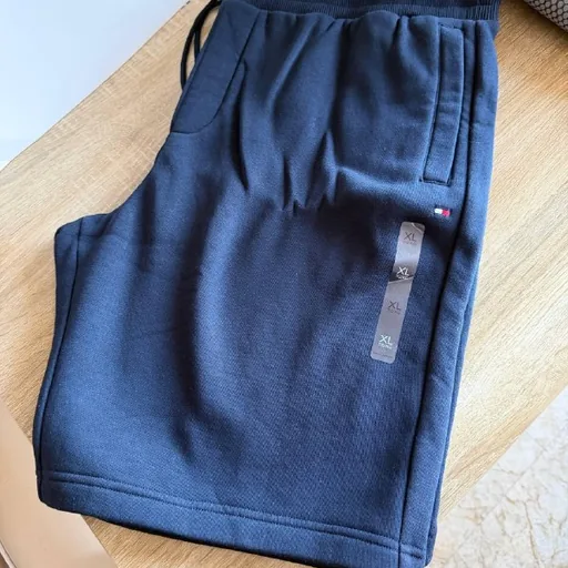 Шорты Tommy Hilfiger, джинсы Levi’s, термометр B-Well, стаканы McDonald’s