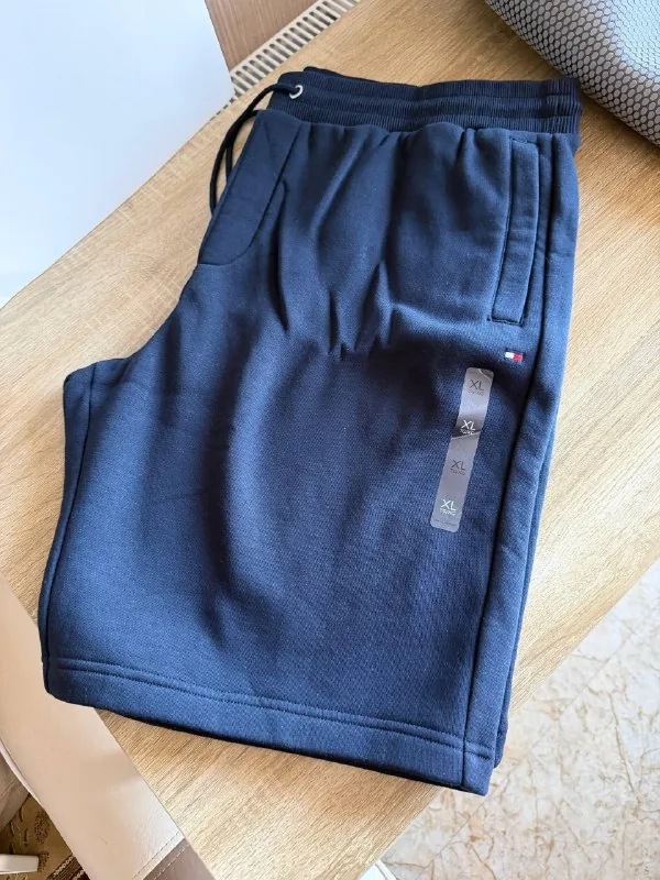 Шорты Tommy Hilfiger, джинсы Levi’s, термометр B-Well, стаканы McDonald’s 1