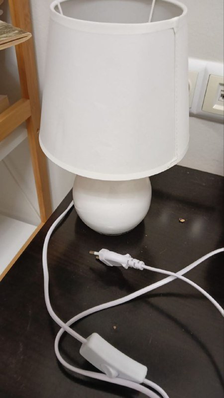 Настольная лампа белая 2
