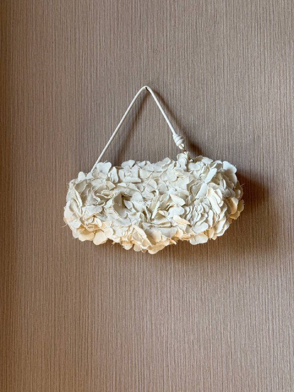 Красное платье, белое платье, безрукавка, белая сумка, брюки, куртка, кроссовки, босоножки 4