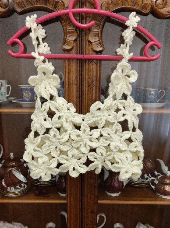 Вязаный топ из цветов ручной работы молочного цвета