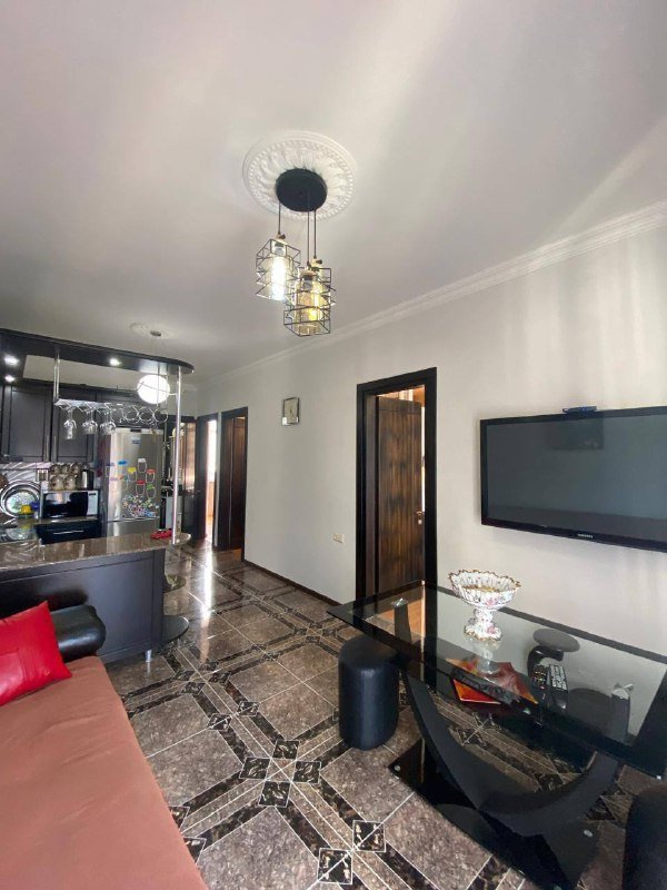 4-комнатная квартира с 3 спальнями в Батуми 2