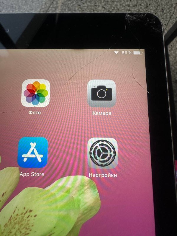 iPad 32 Gb с незначительными трещинами на экране 3