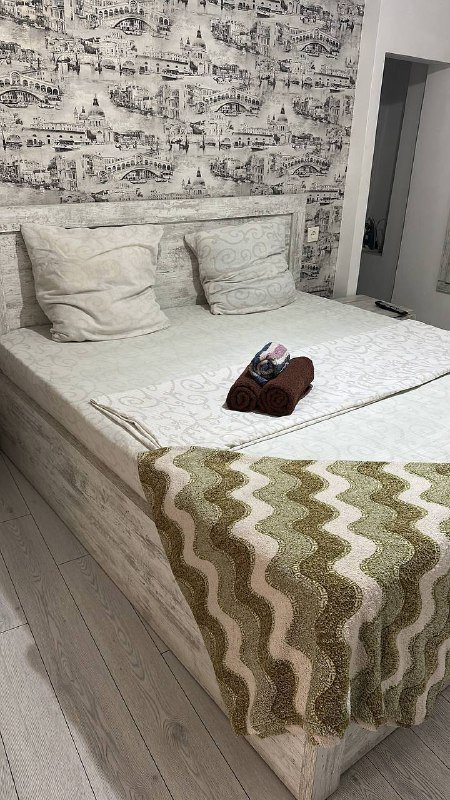 Кровать большая с матрасом и тумбами