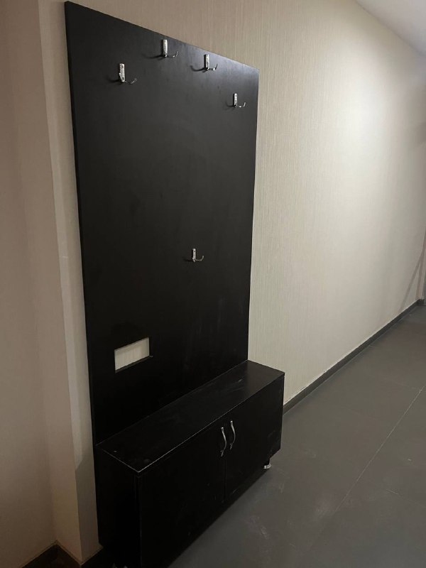 Стол раздвижной, гардеробная 2