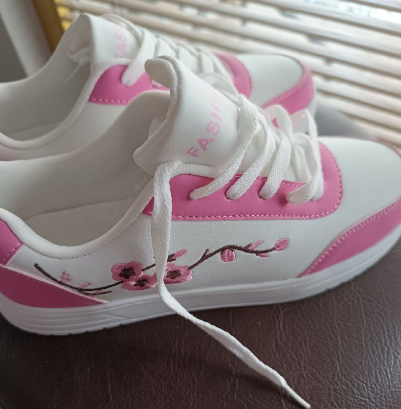 Женские кроссовки