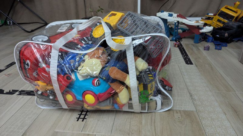 Пакет игрушек, в основном машинки 2
