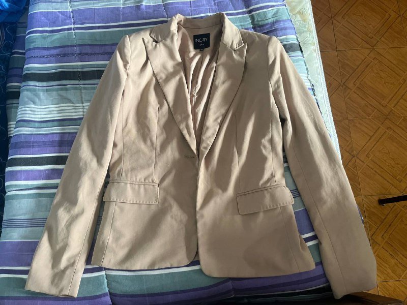 Пиджак бежевый, пиджак чёрный, платье, кофты, спортивные шорты, халат, ботинки 37 размер