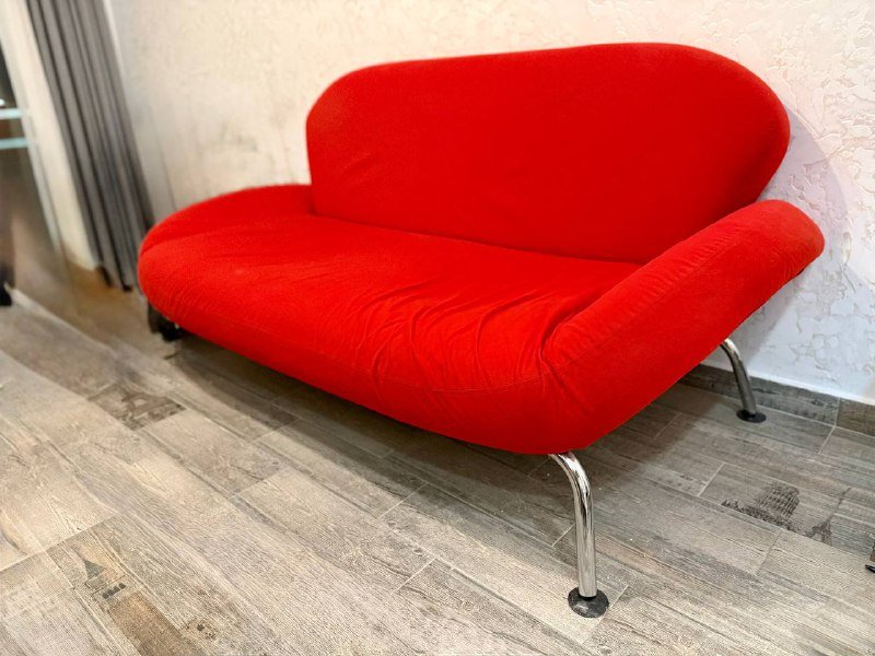 Стол со стеклянной поверхностью 3