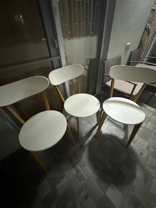 Круглый стол и три стула 2