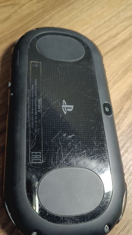 PS Vita 2000 с картой памяти и аксессуарами 4