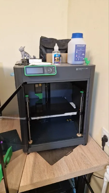 Bambu Lab P1S 3D-принтер с пластиком и аксессуарами