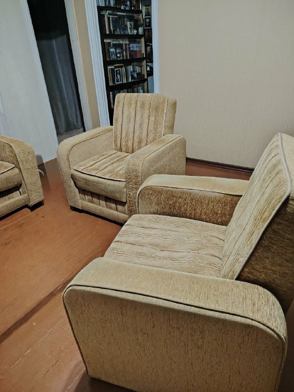 Диван с креслами, компьютерный стол, ковровое покрытие 2