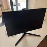 Монитор LG UltraGear, клавиатура HyperX, наушники Razer Kraken 8