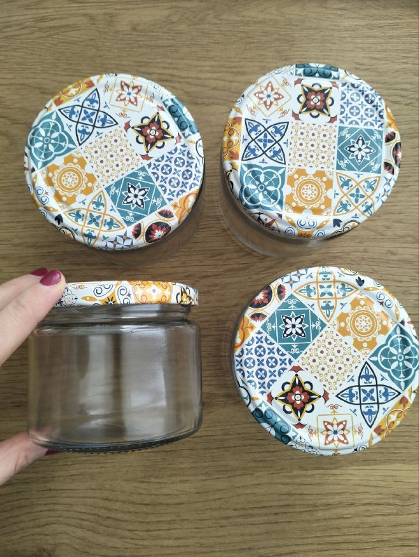 Новые банки с крышками, красивые кружки