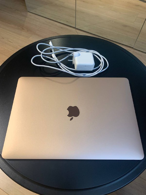 Macbook Air M1 8/256 (2020) с зарядкой