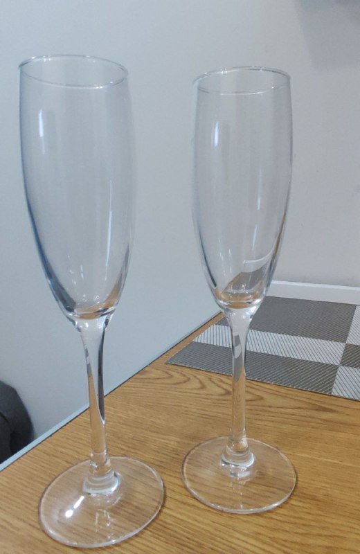 Стеклянные бокалы