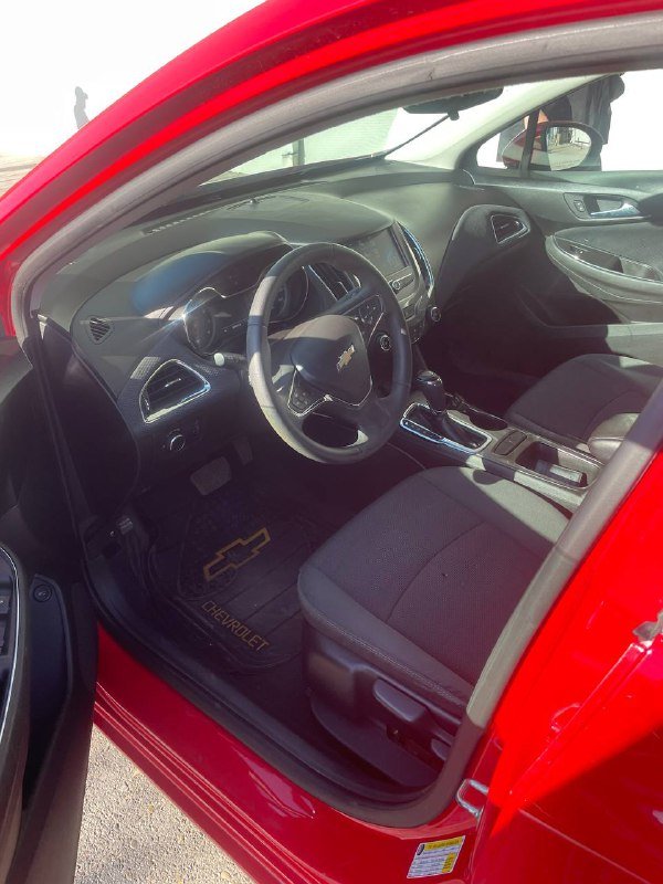 Красная Chevrolet Cruze 4
