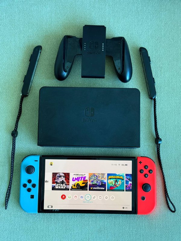 Xbox Series S, PS5 Slim, Nintendo Switch Oled, DualSense controllers, Canon EOS 1100D 3
