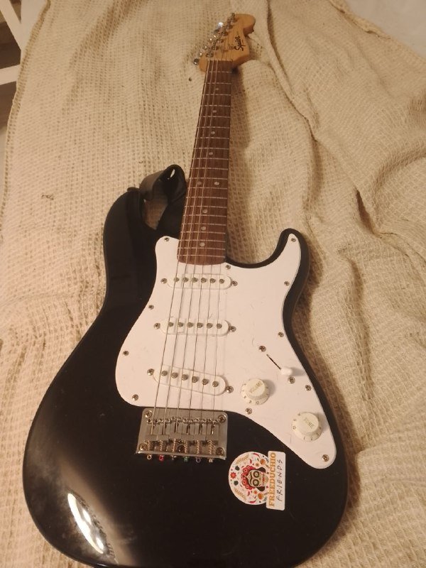 Гитара Fender Squire Mini с аксессуарами 2