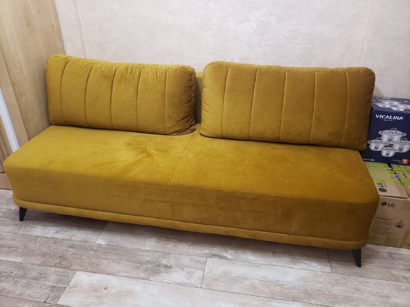 Желтый диван, серый диван, шкаф, письменные столы, кухонный стол, полка