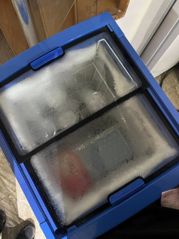 Морозильник, стулья черные, полка, уличные стол и стулья