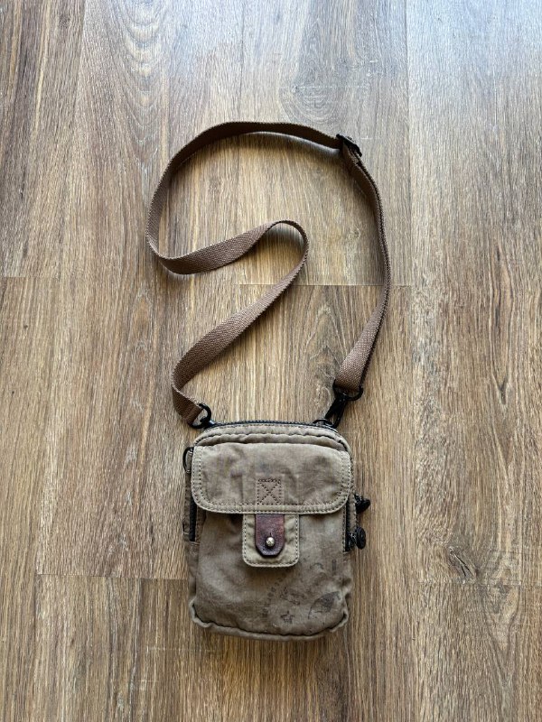 Мессенджер Kipling, сумка молочная Kipling, мессенджер Camel Active, кепки New Era Cat Белаз, футболка Alpha Industries, майка Karl Kani, поло Barbour