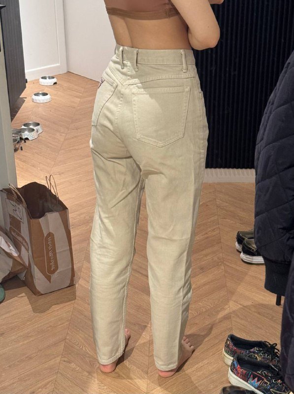 Черное платье струящееся, джинсы Guess бежевые 8