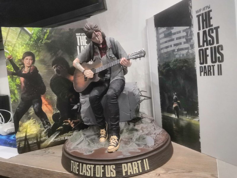 Фигурка из игры Одни из Нас 2, 2 артбука 3