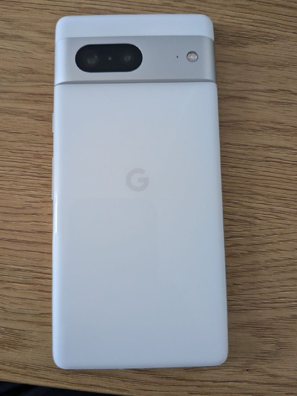 Google Pixel 7 с двумя чехлами 2