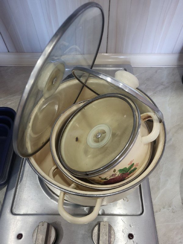 Кастрюли, контейнеры, тарелки, крышки, ножи, кухонные принадлежности