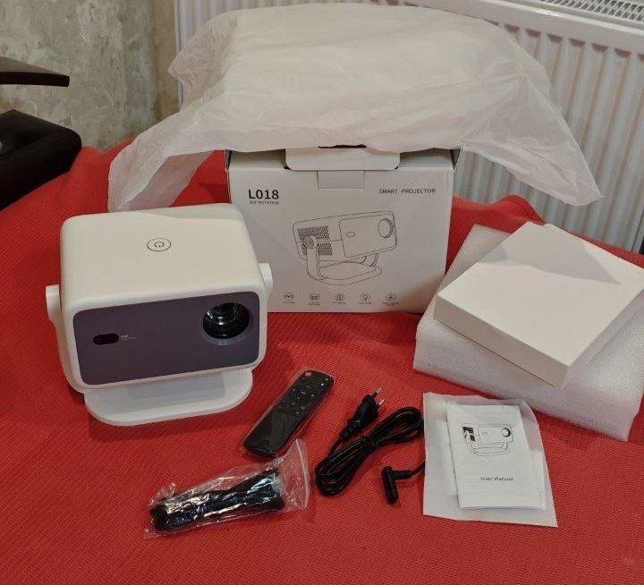 Проектор с автоматической коррекцией, WiFi 6, встроенными динамиками