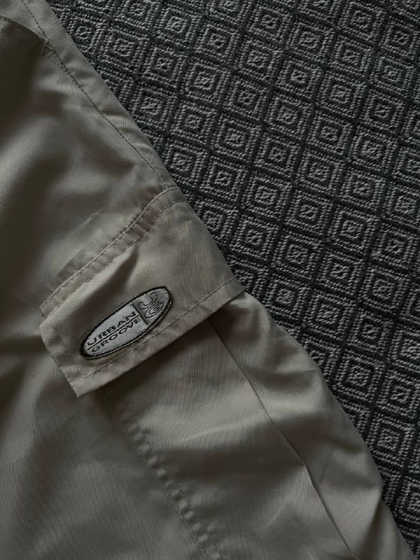 Брюки-карго белые, жилет H&M, брюки-карго спортивные Urban Groove, сумка-клатч Guess 7