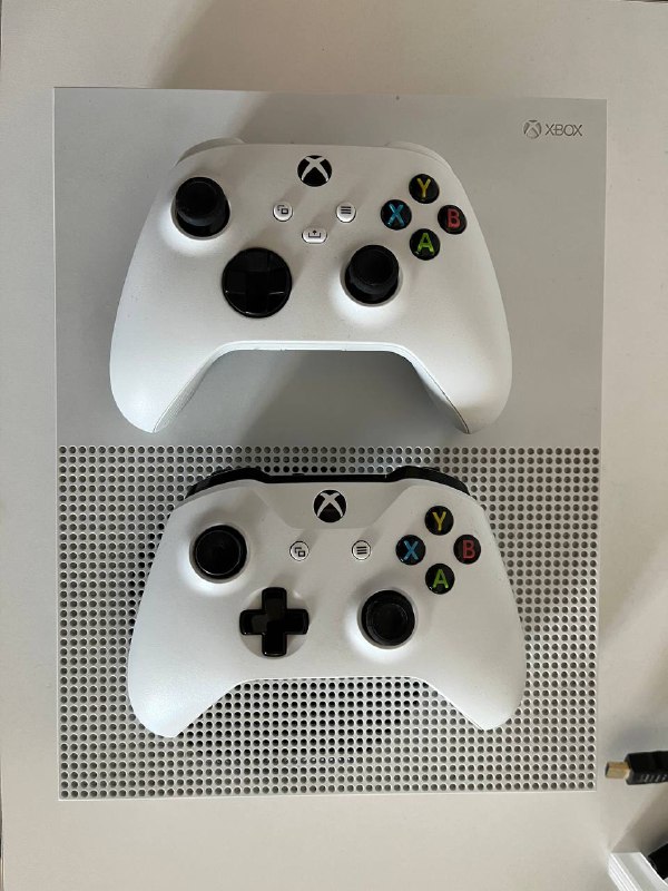 Xbox One Series S 1 Тб с двумя контроллерами 3