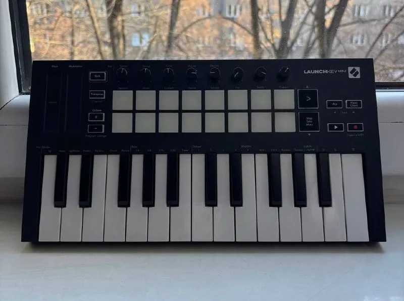 MIDI-клавиатура Novation Launchkey Mini MK3, MIDI-кабель 1
