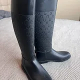 Резиновые сапоги Chiara Bellini, шерстяное пальто Hugo Boss 1