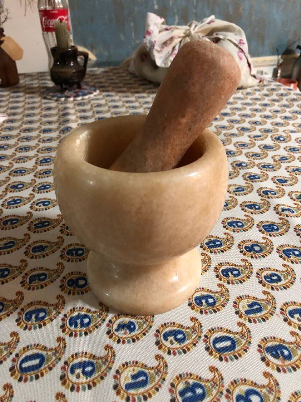 Эпипремнум в горшке, мраморная ступка с пестиком 3