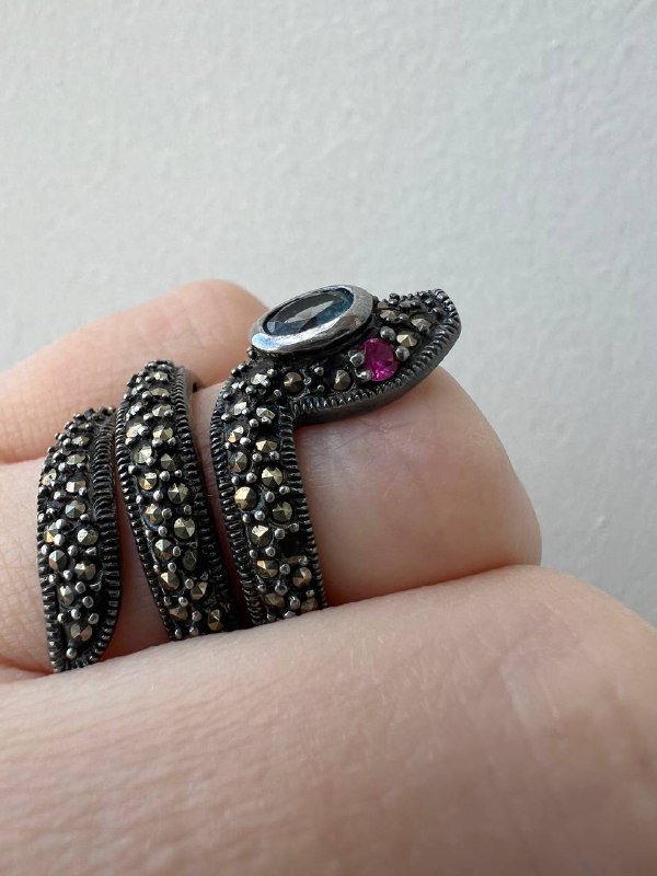 Кольцо Змея из серебра с топазом и рубинами 2