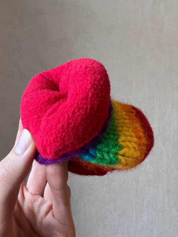 Вязаные напульсники в радужной расцветке 5