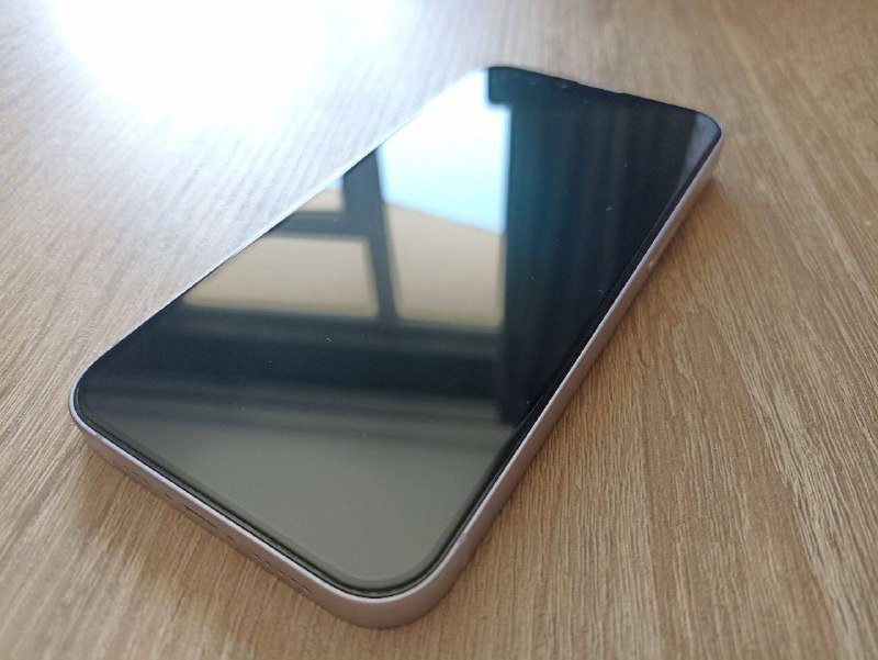 iPhone 14 с зарядкой 7