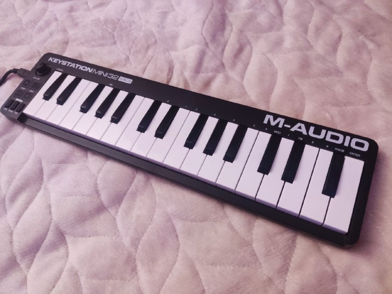 M-Audio Keystation Mini 32 MK3 Midi Controller 2