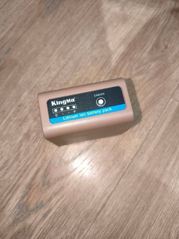 Пустышка Sony, зарядный кейс и 2 аккумулятора NP-F