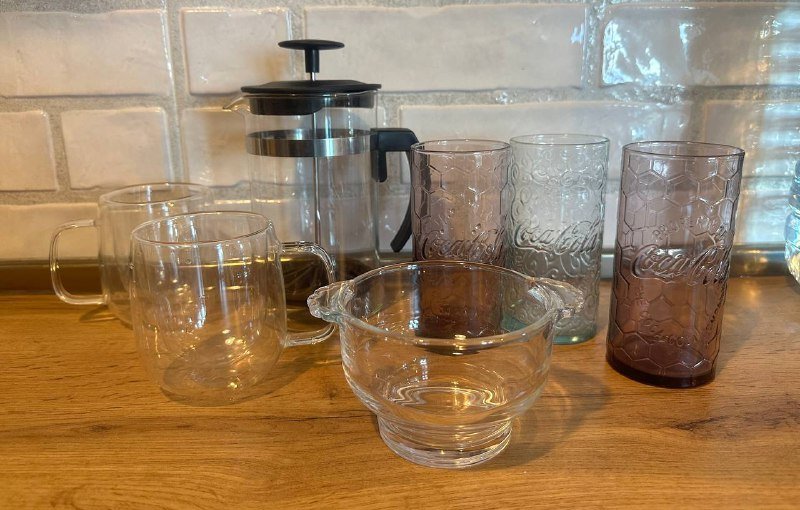 Кофейные кружки, глубокие тарелки, стаканы, заварник, разделочная доска